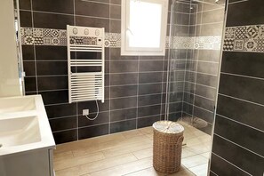 Shower, hair dryer, towels, soap - Villa quiet swimming pool near the sea small cinema room (Montagnac)