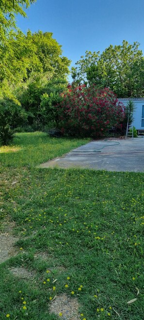 Property grounds - Quiet mobile home with garden & private terrace, close to the beach. (Sainte-Marie-la-Mer)