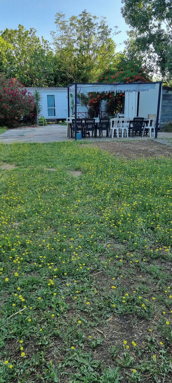 Terrace/patio - Quiet mobile home with garden & private terrace, close to the beach. (Sainte-Marie-la-Mer)