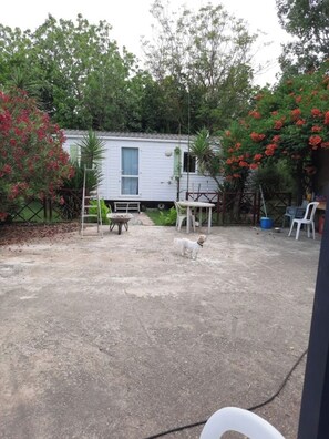 Terrace/patio - Quiet mobile home with garden & private terrace, close to the beach. (Sainte-Marie-la-Mer)