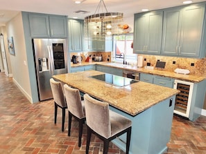Fridge, microwave, oven, stovetop - Naples Island, Walk to Canals and Beach, Sleeps 4 (Long Beach)