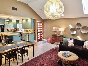 TV, stereo, offices - Naples Island, Walk to Canals and Beach, Sleeps 4 (Long Beach)