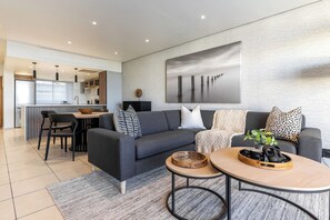 TV - Elegant De Waterkant Apartment With Stunning Views (Cape Town)