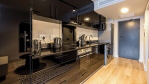 Een moderne keuken met roestvrijstalen apparatuur, een inbouwoven en een magnetron.