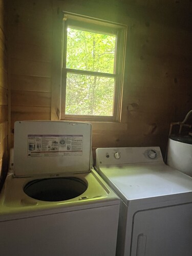 Hot Tub, Near Train, Bryson City, WiFi, Pet's Ok, Gated Deck, community lake