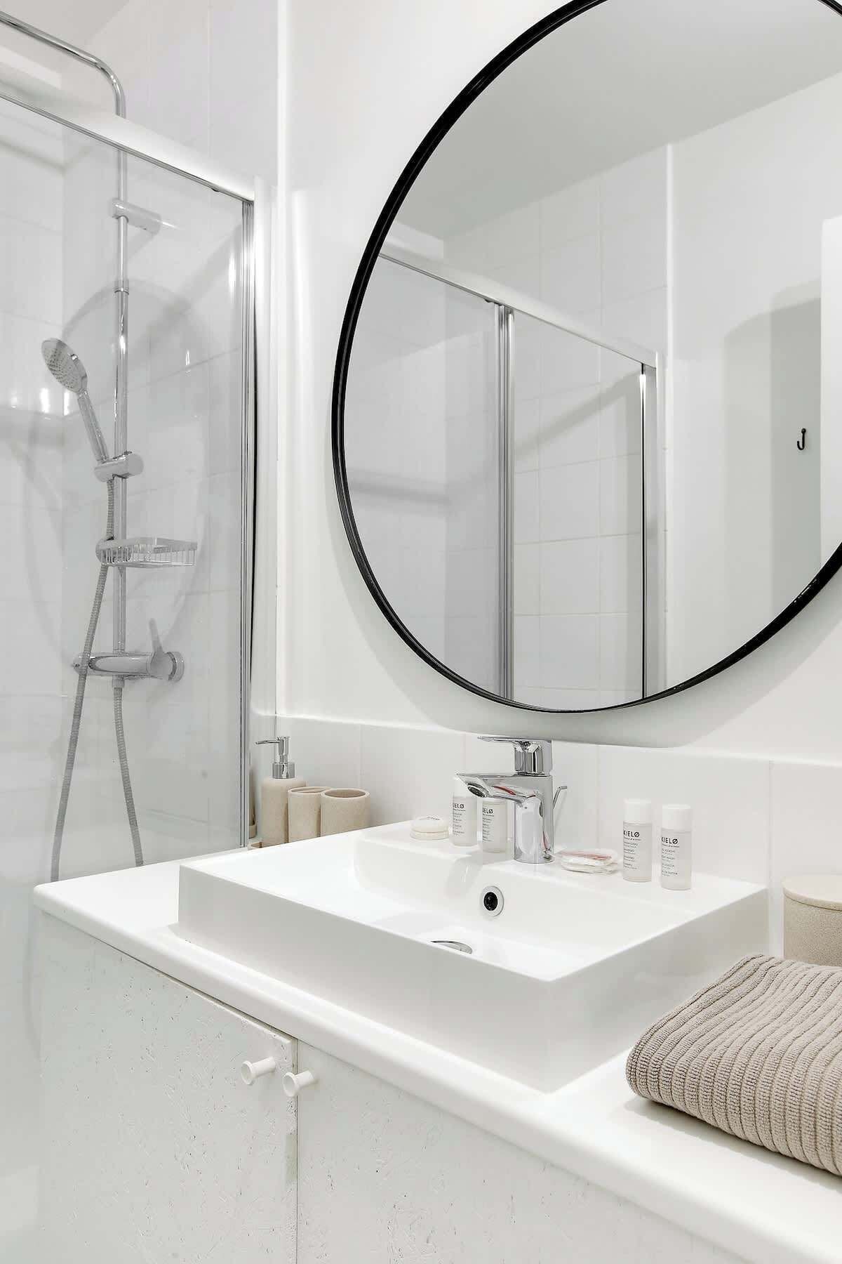 Shower, hair dryer, shampoo