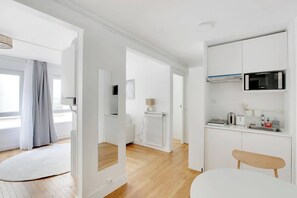 Frigorífico, microondas, horno y placa de cocina