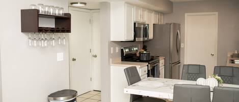 Réfrigérateur, micro-ondes, four, plaque de cuisson