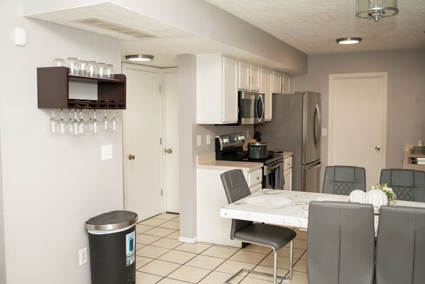 Køleskab, mikrobølgeovn, ovn, kogeplade