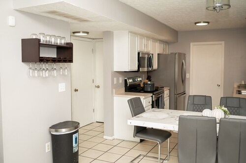 Warm haven 3-bedroom house in Reynoldsburg with AC, WiFi. Minutes from downtown.