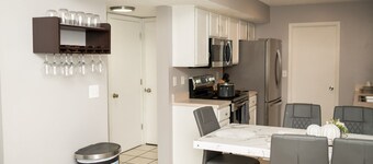 Warm haven 3-bedroom house in Reynoldsburg with AC, WiFi. Minutes from downtown.