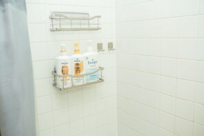 حوض استحمام بنظام ضخ المياه، مراحيض شطف، مناشف، صابون