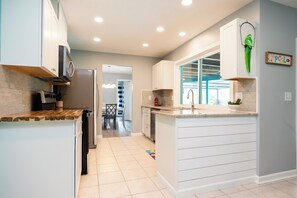 Mikrobølgeovn, ovn, kokeplater og oppvaskmaskin