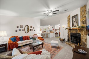 Smart-TV, Kamin, Bücher