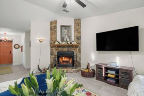 Una Smart TV, una chimenea, libros