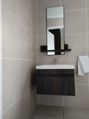 تجهيزات دش، مناشف، صابون، ورق حمّام