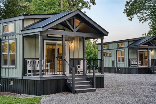 Private retreat w/fire pit & 15mi trails falls