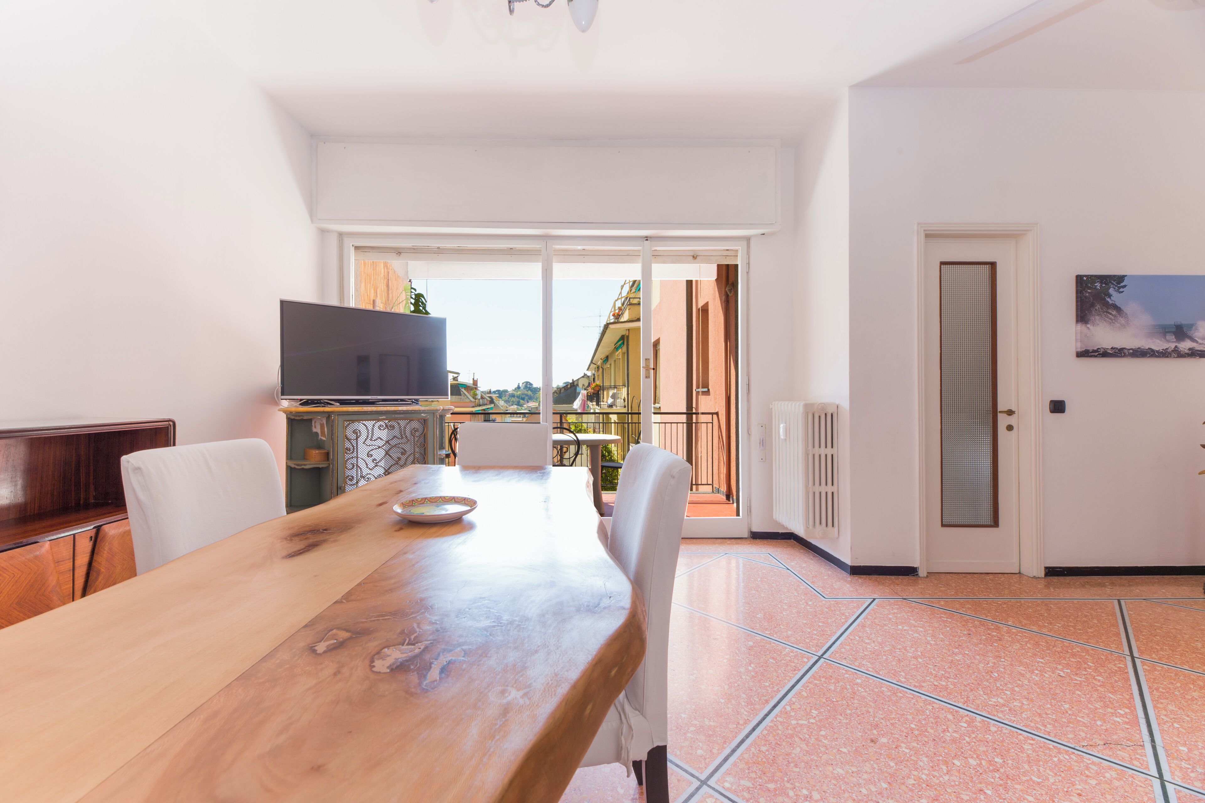 Deluxe-Apartment, 2 Schlafzimmer, Terrasse, Stadtblick | Wohnbereich | 43-Zoll-Smart-TV mit Digitalempfang