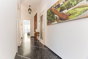 Deluxe-lejlighed - 2 soveværelser - terrasse - byudsigt | Opholdsområde | 43-tommers smart-tv med digitale kanaler