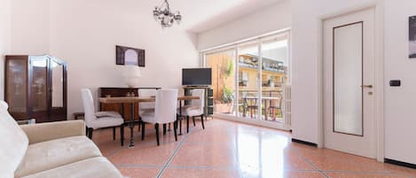 Deluxe Apartment, 2 Bedrooms, Terrace, City View | Living area
