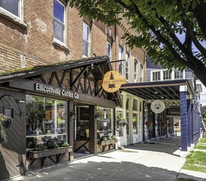 Een winkelgevel met een bord voor 'Elicottville Coffee Co.' en 'Alpine Bistro'.
