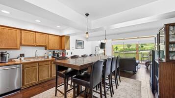 Coffee/tea maker, fridge, microwave, oven