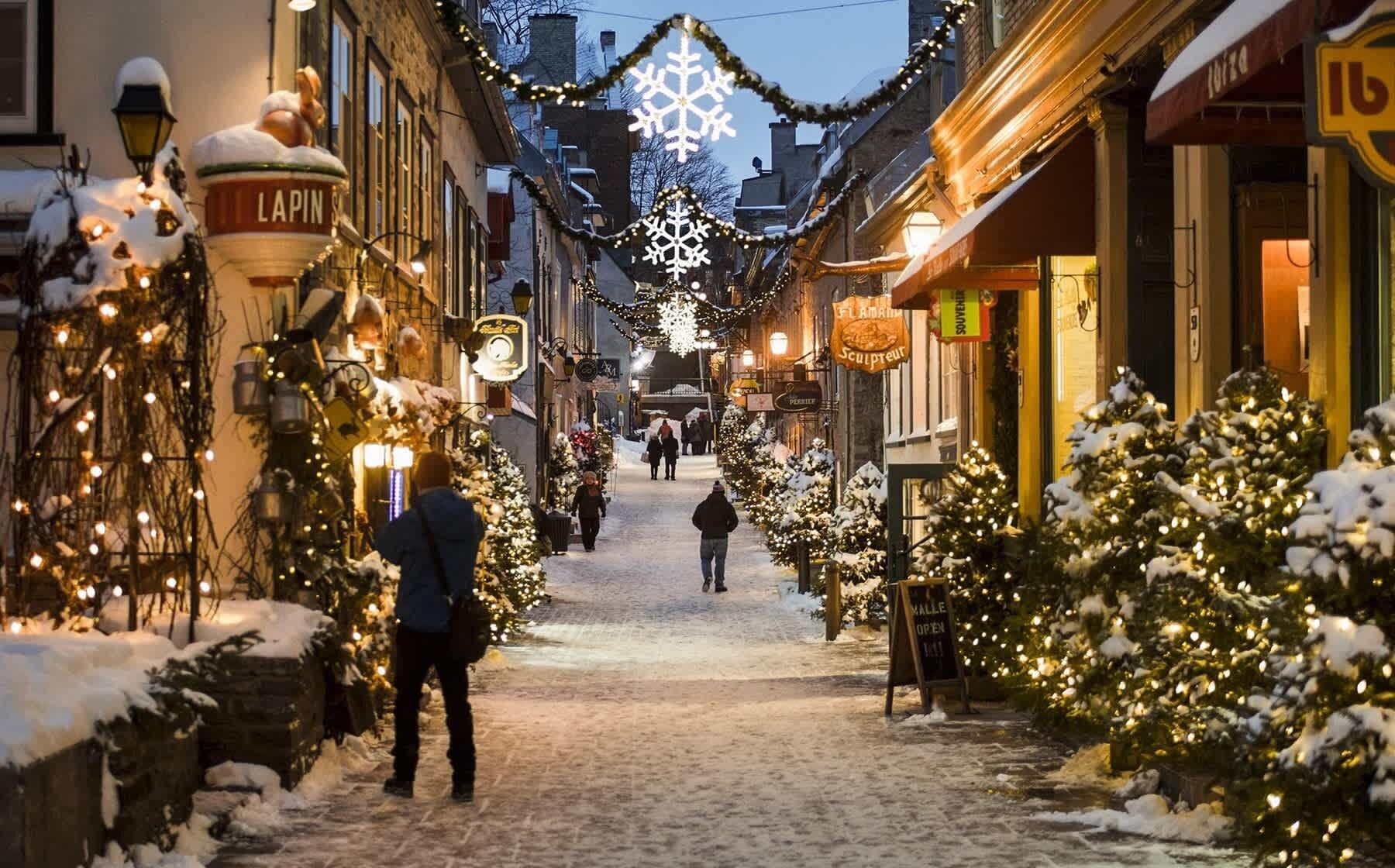 Le Quartier le petit Champlain est situé à moins de 16 minutes (15.1 Km) Secteur commercial du quartier Vieux-Québec qui est situé en basse-ville de Québec près de place Royale. https://www.quartierpetitchamplain.com/
