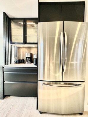 Fridge, microwave, oven, stovetop - The Royal Suite | Hot Tub | Free EV Charger (Boischatel)