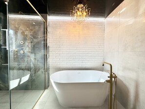 Douche, sèche-cheveux, serviettes fournies, shampoing