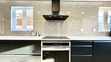 Geladeira, micro-ondas, fogão, cooktop
