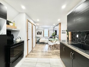 Refrigerador, microondas, horno y parrilla de estufa