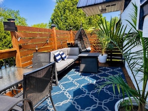 A patio with a sofa, chairs, a table, a hanging chair, and potted plants. - 2 minutes from the falls | Private terrace | Sleeps 6 (Boischatel)