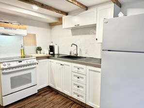 Kjøleskap, mikrobølgeovn, ovn og kokeplater