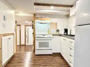 Réfrigérateur, four à micro-ondes, un four, surface de cuisson