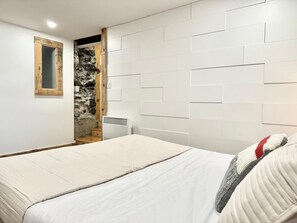 1 bedroom, iron/ironing board, travel crib, WiFi