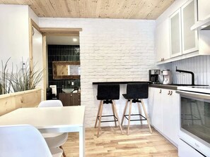 Kylskåp, mikrovågsugn, ugn och spishäll