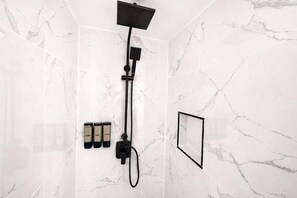 Dusche, Haartrockner, Handtücher, Shampoo