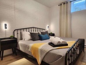 2 slaapkamers, een strijkplank/strijkijzer, reisbedje, wifi