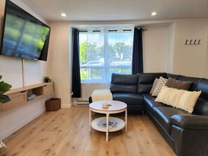 Televisio, videopelejä, työhuone