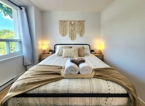 2 bedrooms, iron/ironing board, travel cot, WiFi - The Coziest | Hot Tub | EV Charger & Free Parking (Qu ébec City)