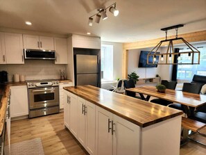 Fridge, microwave, oven, stovetop - The Coziest | Hot Tub | EV Charger & Free Parking (Québec City)