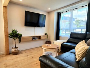 Televisio, videopelejä, työhuone