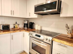 Fridge, microwave, oven, stovetop - The Coziest | Hot Tub | EV Charger & Free Parking (Québec City)