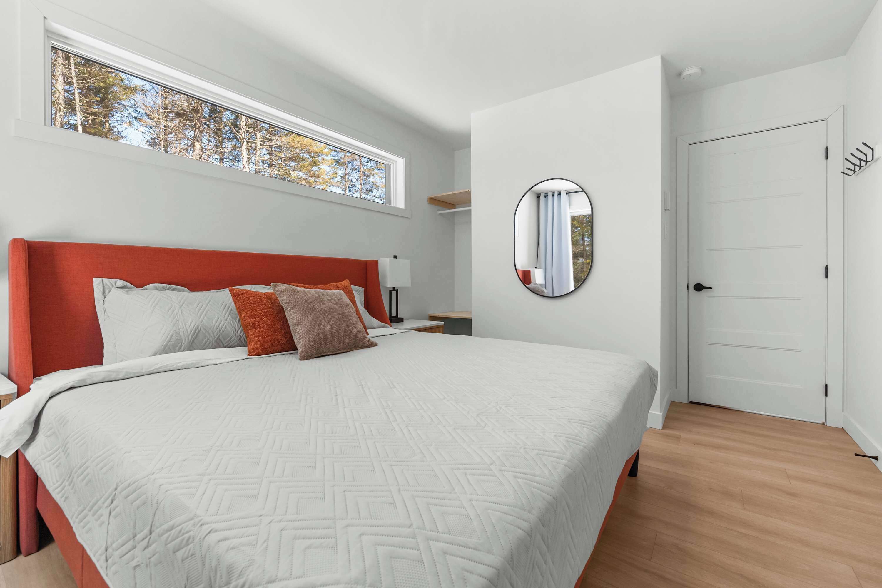 4 habitaciones, escritorio y tabla de planchar con plancha 