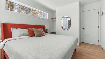 4 dormitorios, escritorio, tabla de planchar con plancha y cuna de viaje