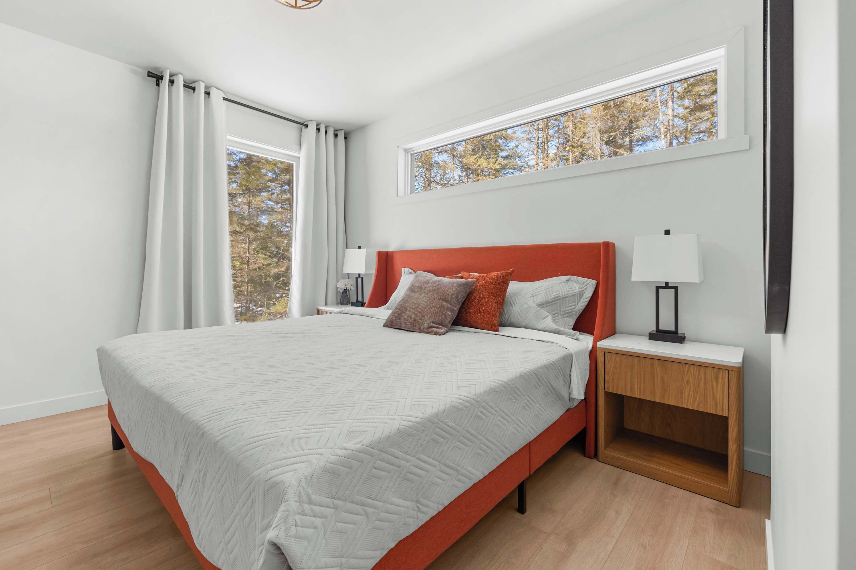 4 quartos, escrivaninha, ferros/tábuas de passar roupa, berço de viagem