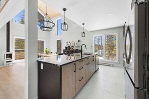 Jääkaappi, mikroaaltouuni, uuni, liesi