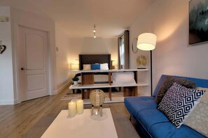 TV, caminetto, studio