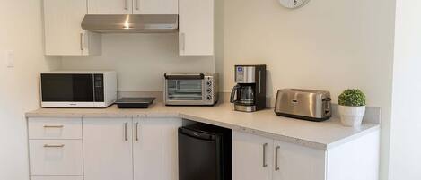 Kühlschrank, Mikrowelle, Ofen, Herdplatte