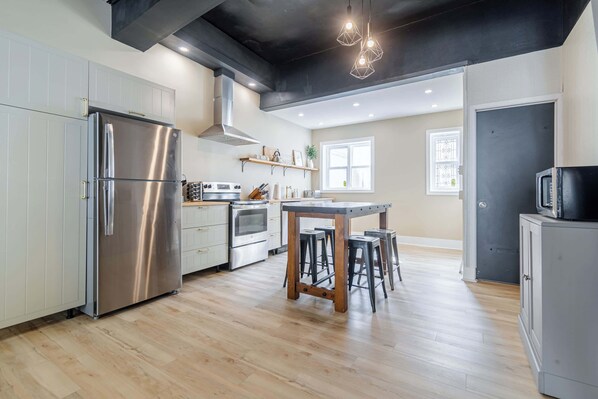 Private kitchen - Old-Time Charm | 12 Guests | Billiards & Hot Tub (Sainte-Anne-de-Beaupré)